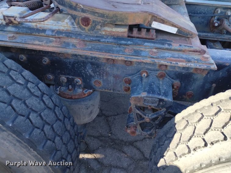 image for item DK8792 1996 Volvo  semi truck