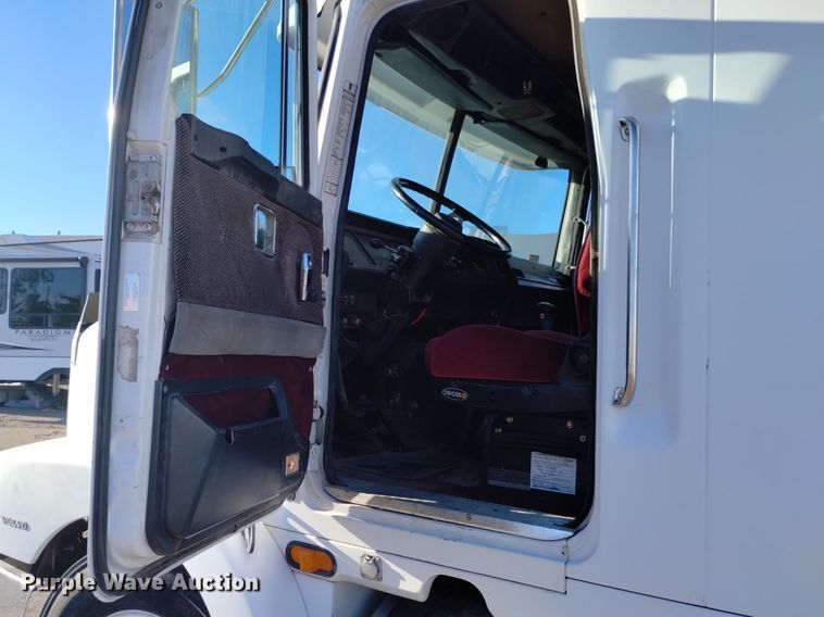 image for item DK8792 1996 Volvo  semi truck