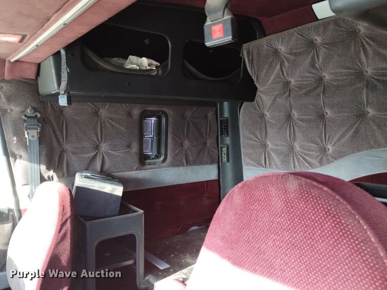 image for item DK8792 1996 Volvo  semi truck