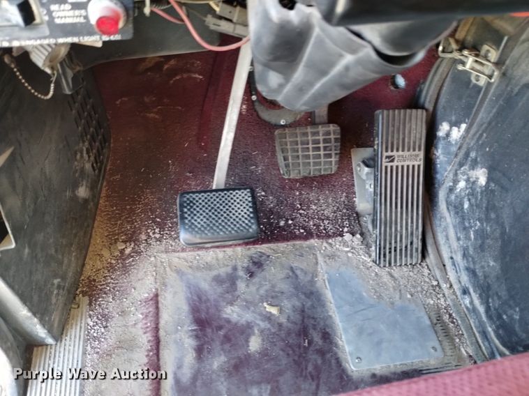 image for item DK8792 1996 Volvo  semi truck