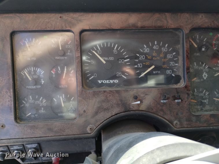 image for item DK8792 1996 Volvo  semi truck