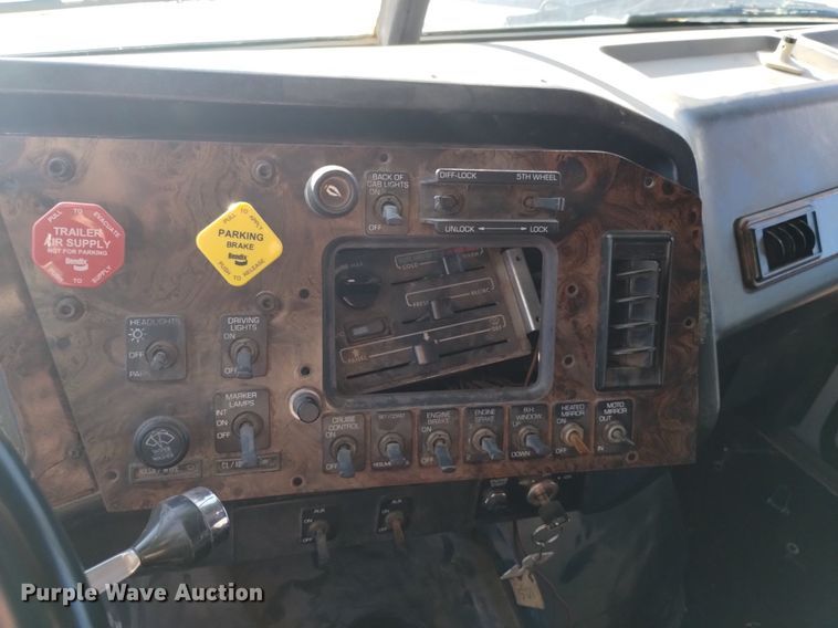 image for item DK8792 1996 Volvo  semi truck