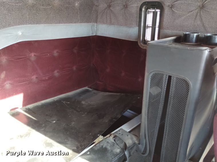 image for item DK8792 1996 Volvo  semi truck