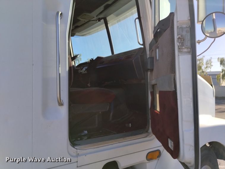 image for item DK8792 1996 Volvo  semi truck