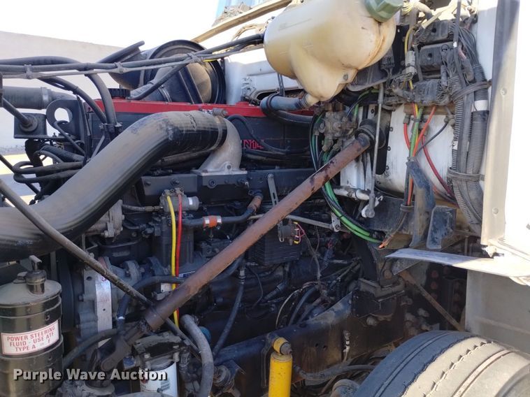 image for item DK8792 1996 Volvo  semi truck