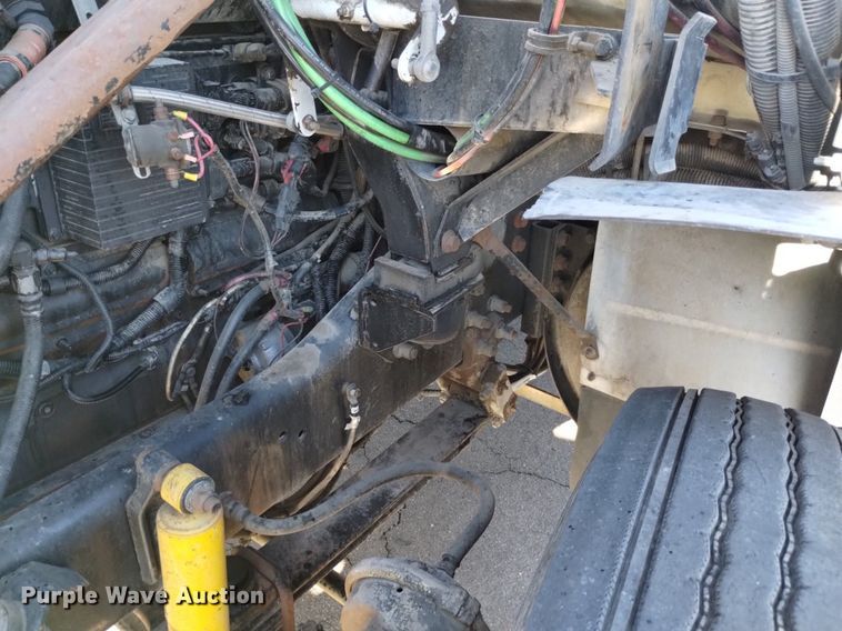 image for item DK8792 1996 Volvo  semi truck