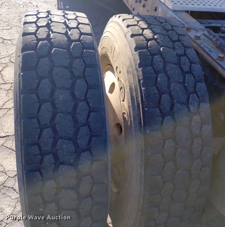 image for item DK8792 1996 Volvo  semi truck