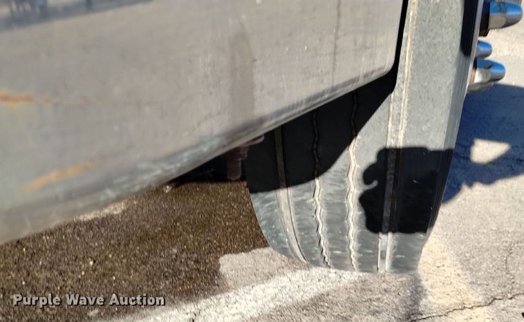 image for item DK8792 1996 Volvo  semi truck