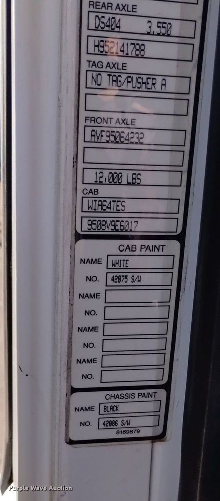 image for item DK8792 1996 Volvo  semi truck