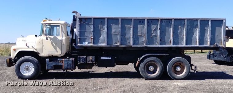 image for item DK8798 1980 Mack  hook lift truck