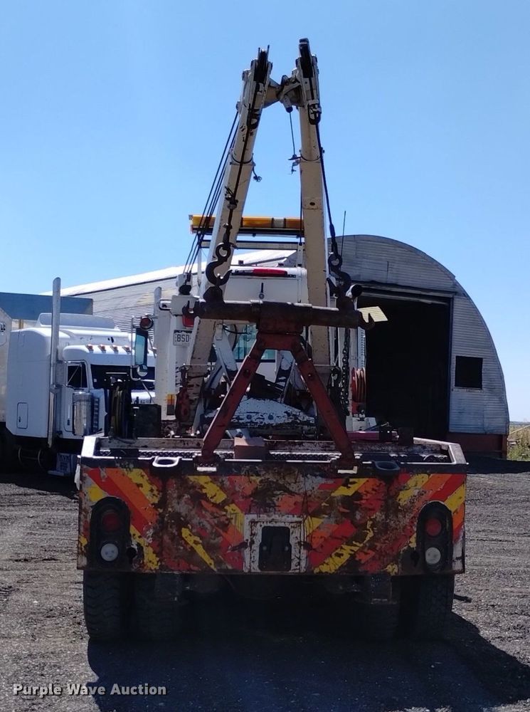 image for item DK8800 1986 GMC General  tow truck