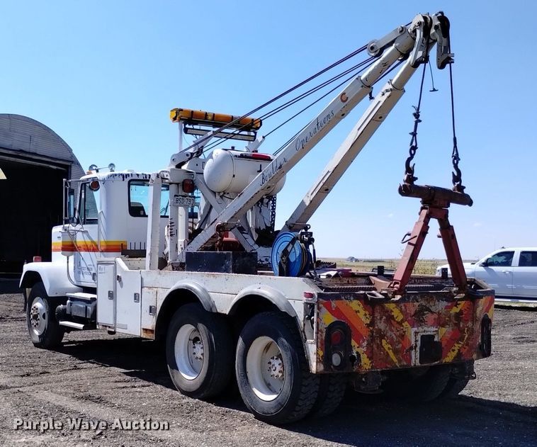 image for item DK8800 1986 GMC General  tow truck