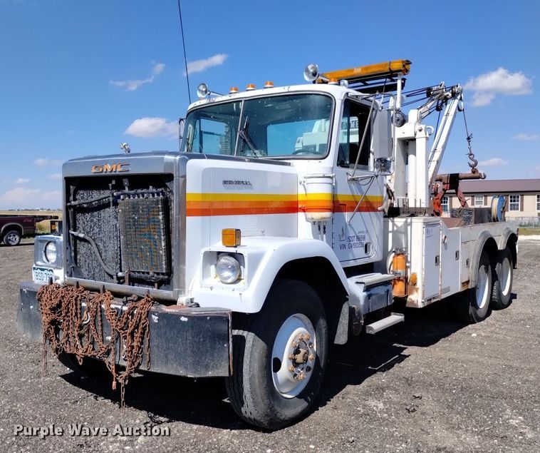 image for item DK8800 1986 GMC General  tow truck