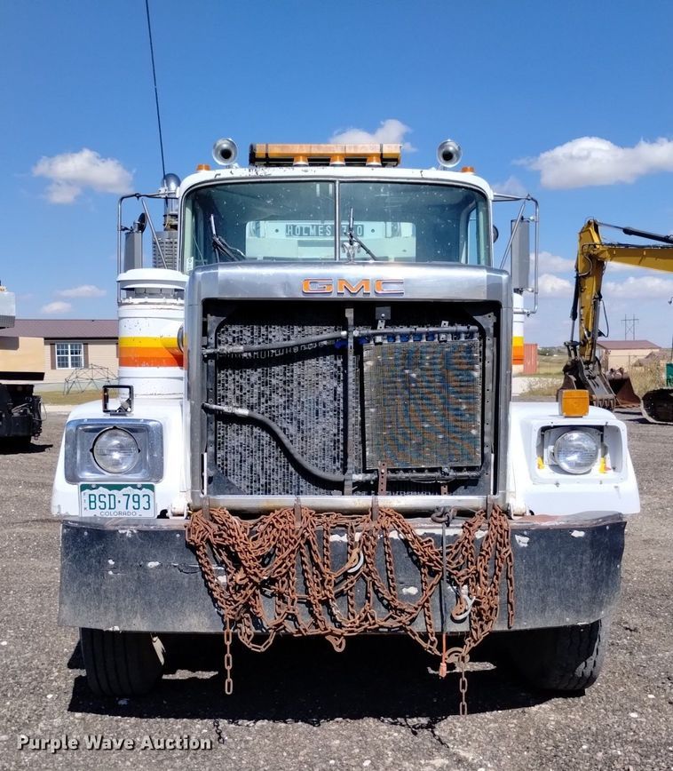 image for item DK8800 1986 GMC General  tow truck