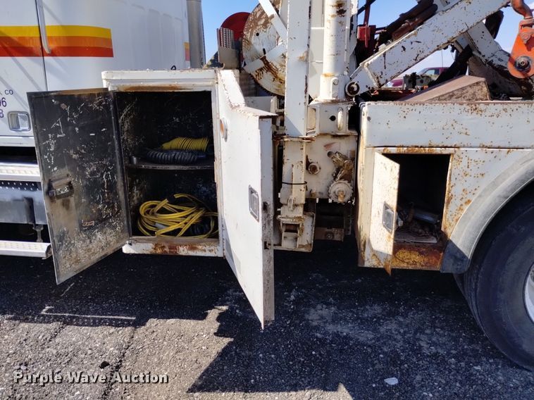 image for item DK8800 1986 GMC General  tow truck