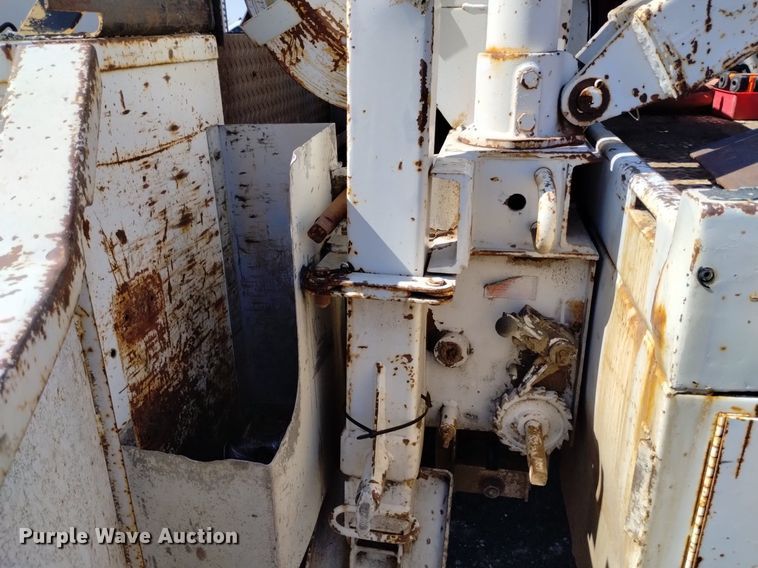 image for item DK8800 1986 GMC General  tow truck