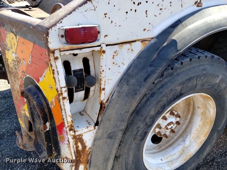 image for item DK8800 1986 GMC General  tow truck