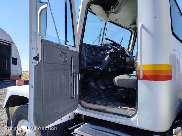 image for item DK8800 1986 GMC General  tow truck