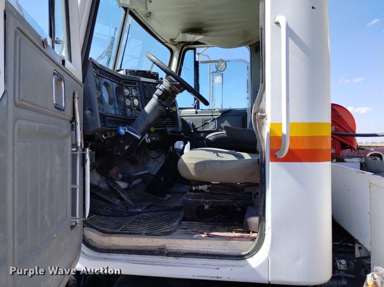 image for item DK8800 1986 GMC General  tow truck