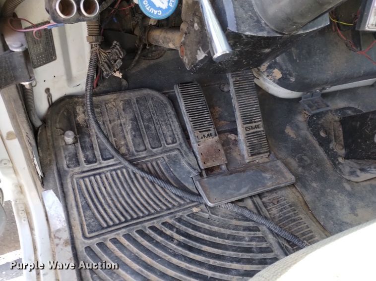 image for item DK8800 1986 GMC General  tow truck