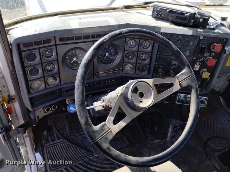 image for item DK8800 1986 GMC General  tow truck