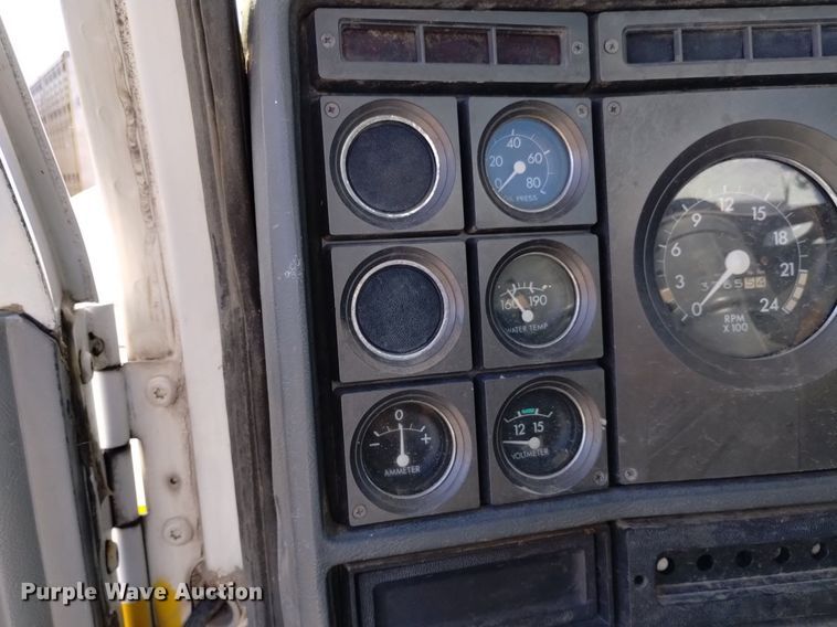 image for item DK8800 1986 GMC General  tow truck