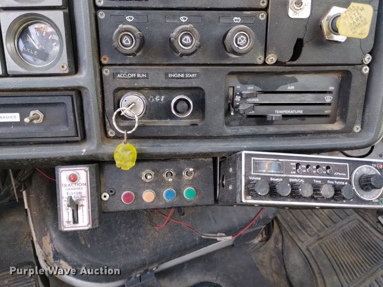 image for item DK8800 1986 GMC General  tow truck