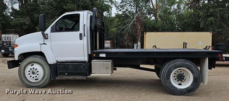 image for item DN8713 2006 GMC C7500  flatbed truck