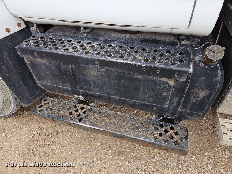 image for item DN8713 2006 GMC C7500  flatbed truck