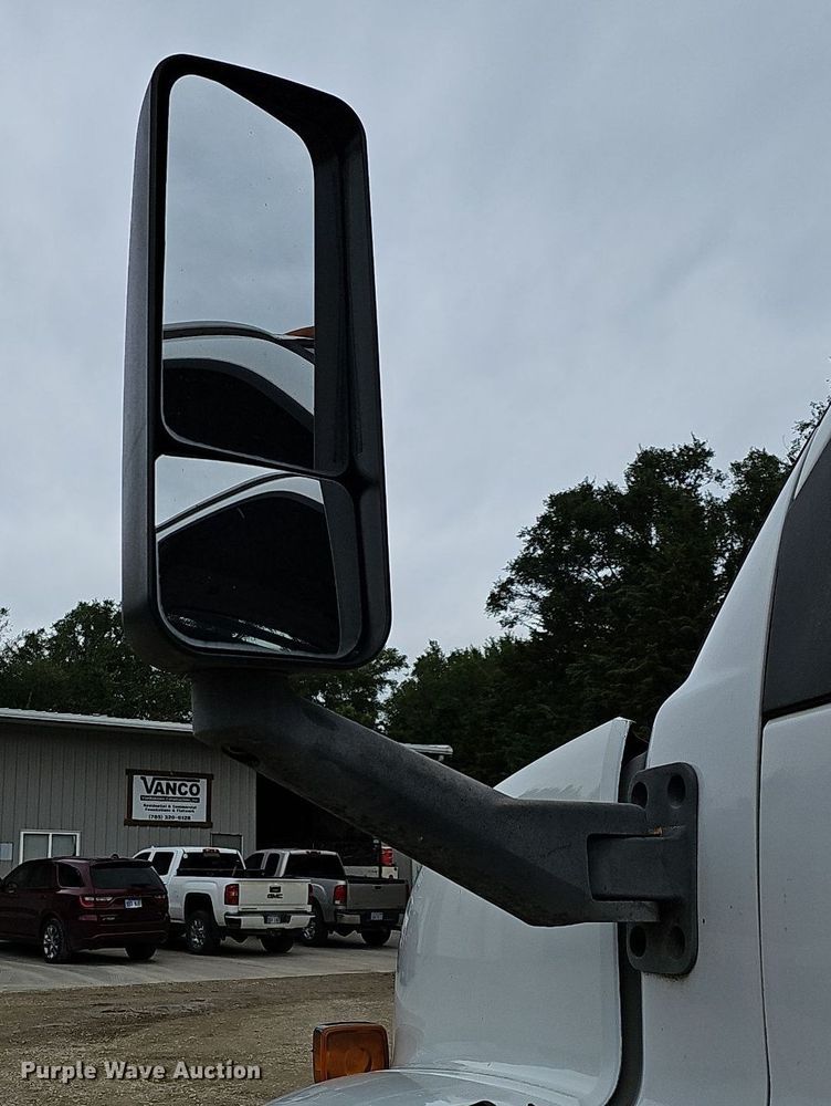 image for item DN8713 2006 GMC C7500  flatbed truck