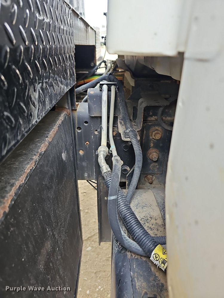 image for item DN8713 2006 GMC C7500  flatbed truck