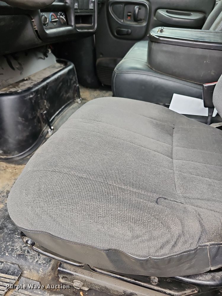 image for item DN8713 2006 GMC C7500  flatbed truck