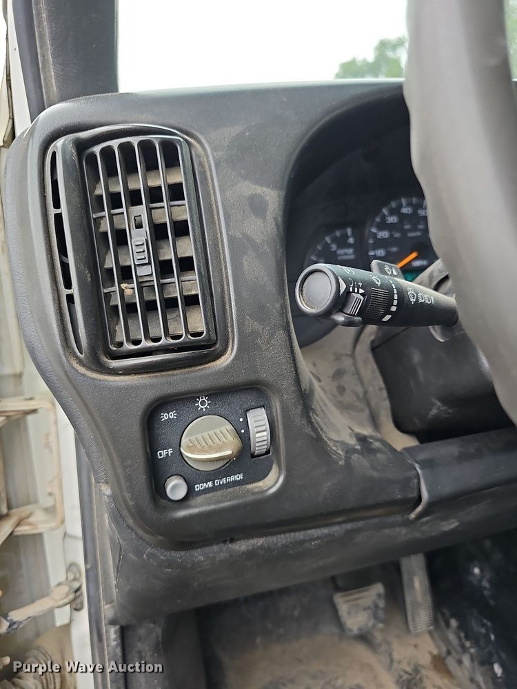 image for item DN8713 2006 GMC C7500  flatbed truck