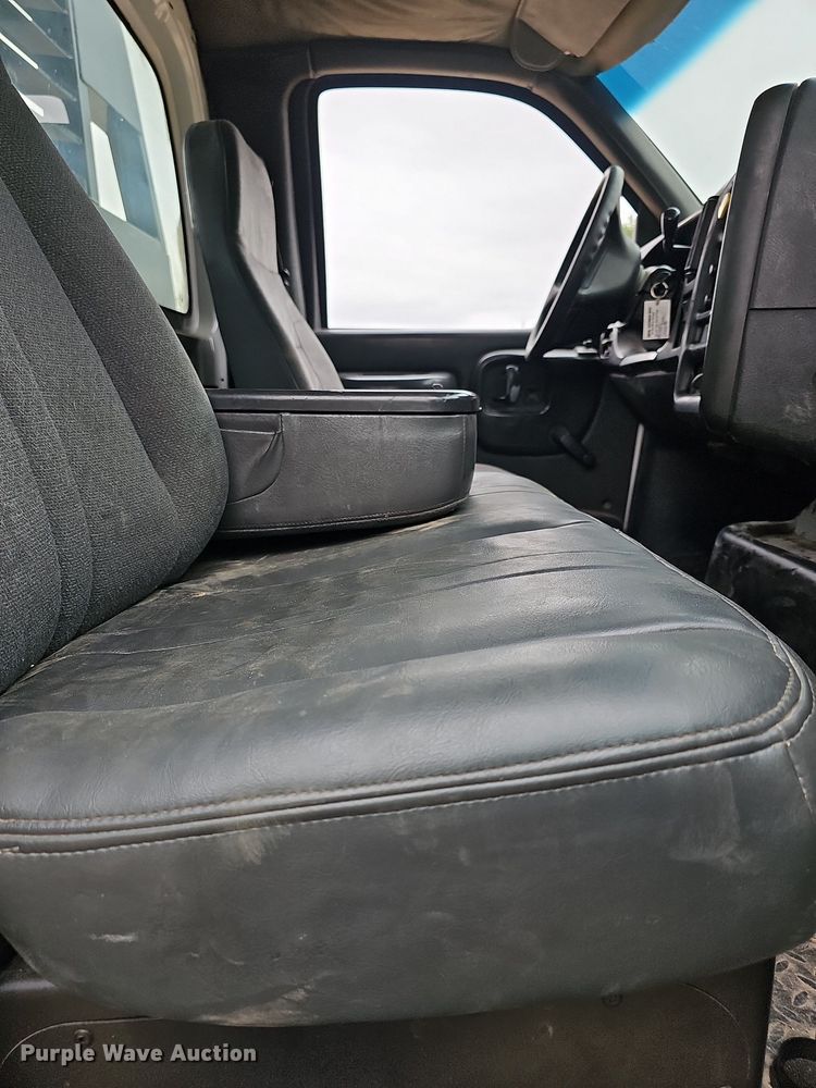 image for item DN8713 2006 GMC C7500  flatbed truck