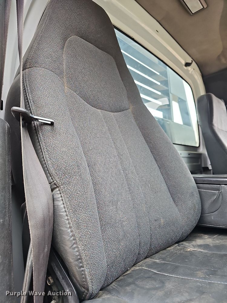 image for item DN8713 2006 GMC C7500  flatbed truck