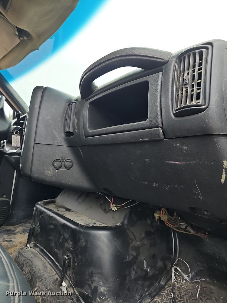 image for item DN8713 2006 GMC C7500  flatbed truck