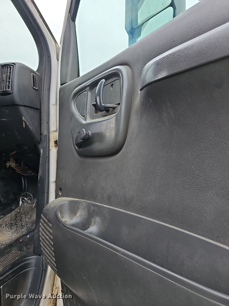 image for item DN8713 2006 GMC C7500  flatbed truck