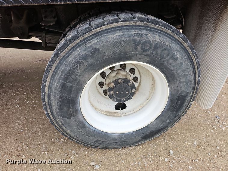 image for item DN8713 2006 GMC C7500  flatbed truck