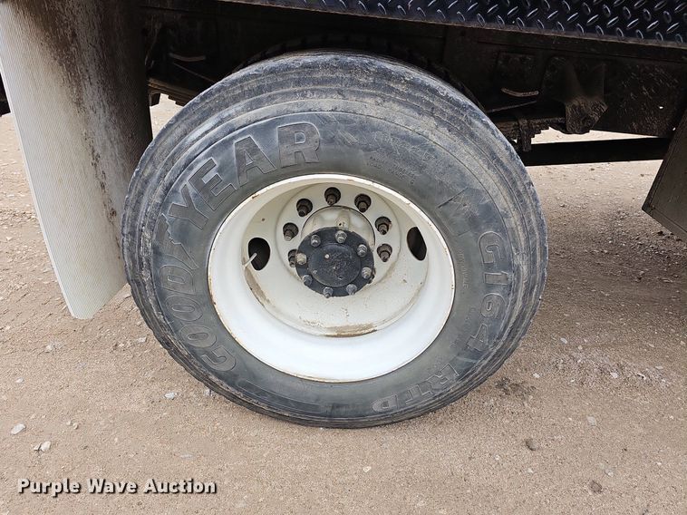 image for item DN8713 2006 GMC C7500  flatbed truck