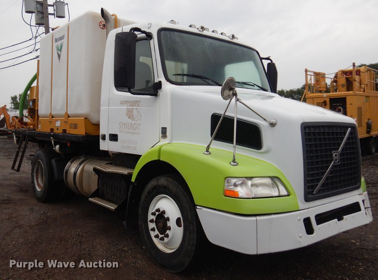 image for item DO3162 2012 Volvo VNM  flatbed truck