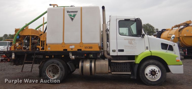 image for item DO3162 2012 Volvo VNM  flatbed truck