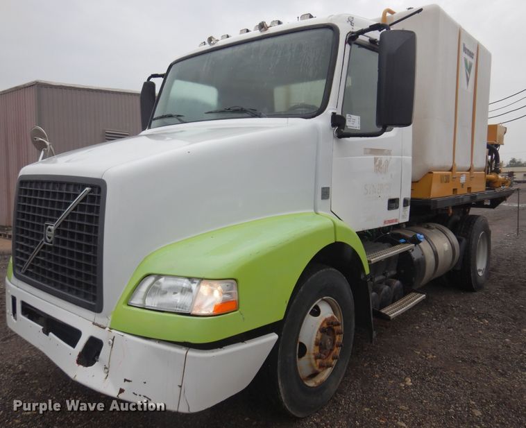 image for item DO3162 2012 Volvo VNM  flatbed truck