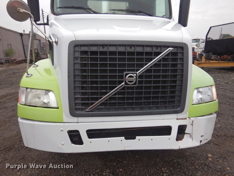 image for item DO3162 2012 Volvo VNM  flatbed truck