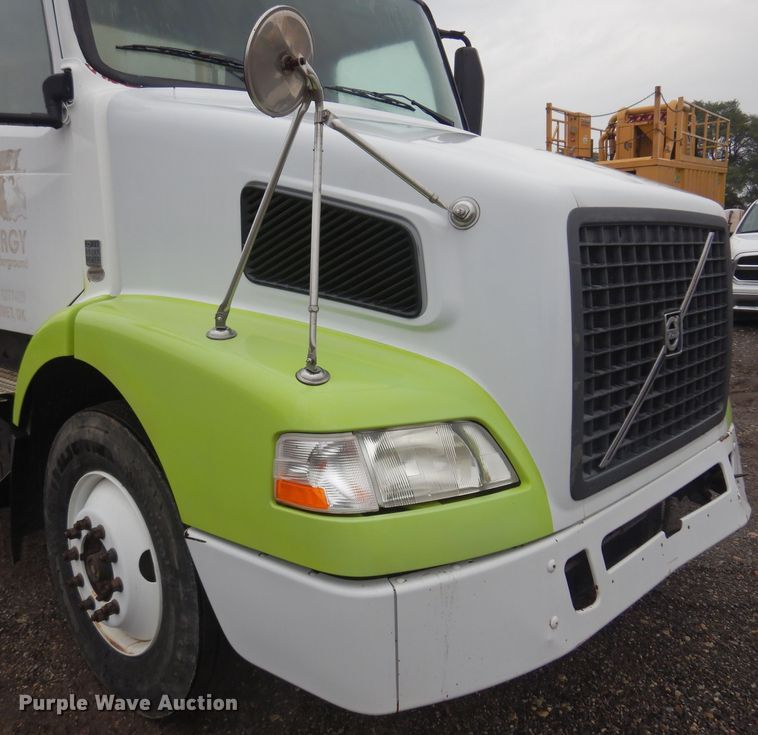 image for item DO3162 2012 Volvo VNM  flatbed truck