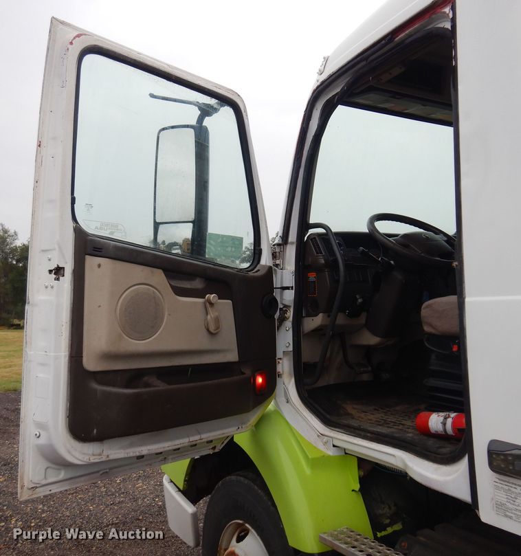 image for item DO3162 2012 Volvo VNM  flatbed truck