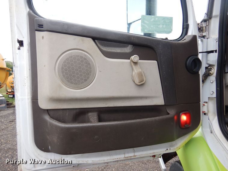 image for item DO3162 2012 Volvo VNM  flatbed truck