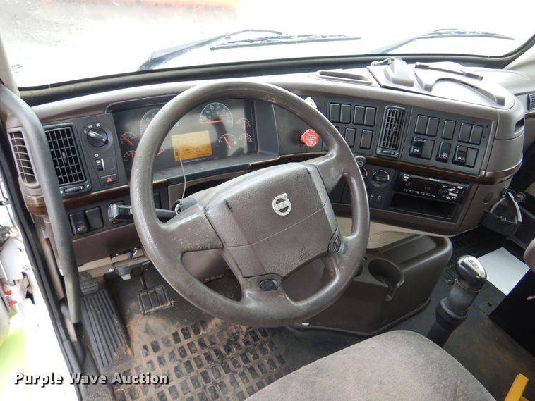 image for item DO3162 2012 Volvo VNM  flatbed truck