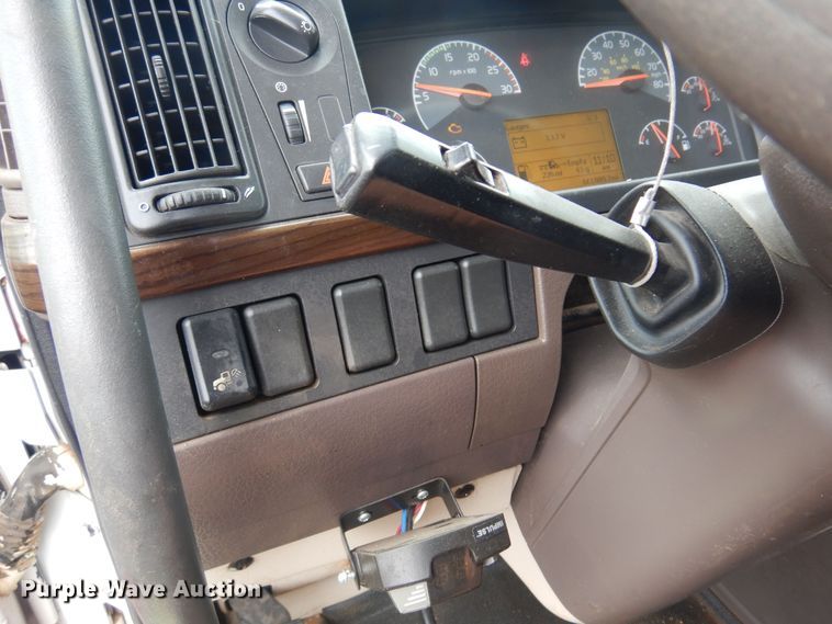 image for item DO3162 2012 Volvo VNM  flatbed truck