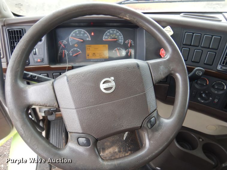 image for item DO3162 2012 Volvo VNM  flatbed truck