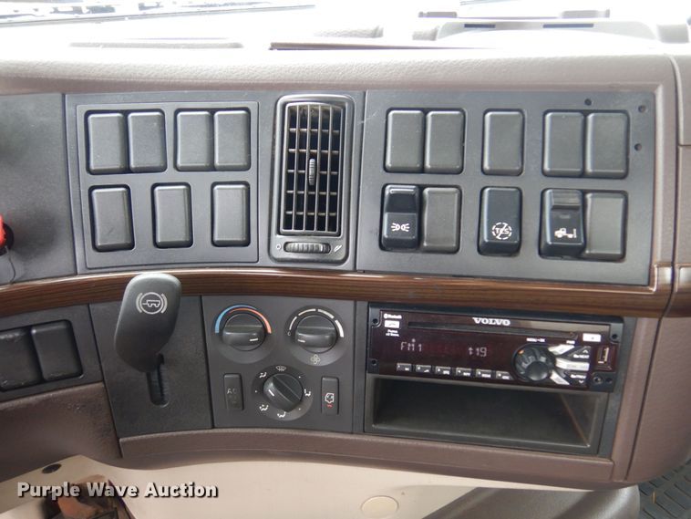 image for item DO3162 2012 Volvo VNM  flatbed truck